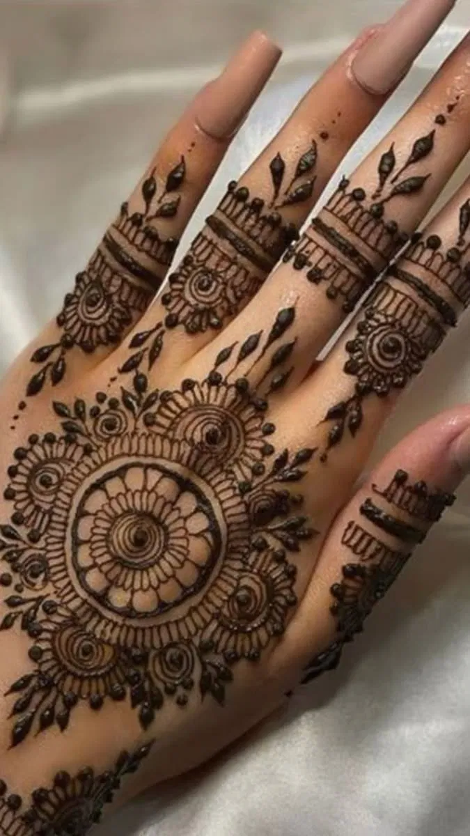 Aesthetic Simple Finger Mehndi Design with Gol Tikki for Diwali (2)