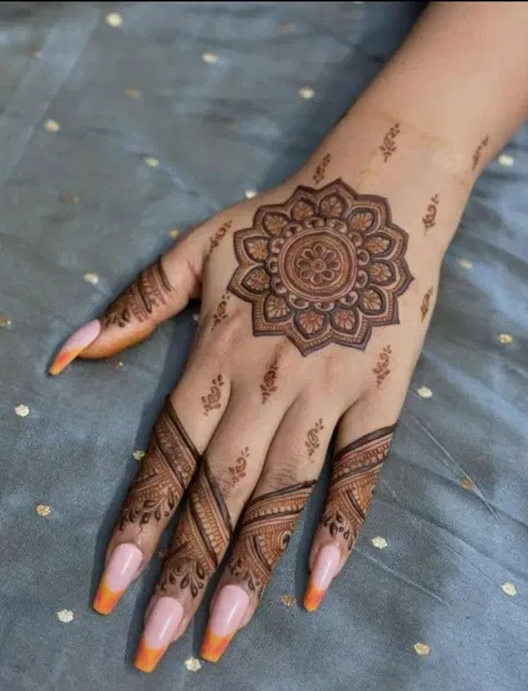 aesthetic simple circle back hand mehndi design