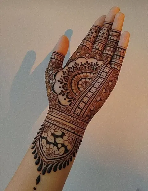 simple stylish deity arm mehndi design