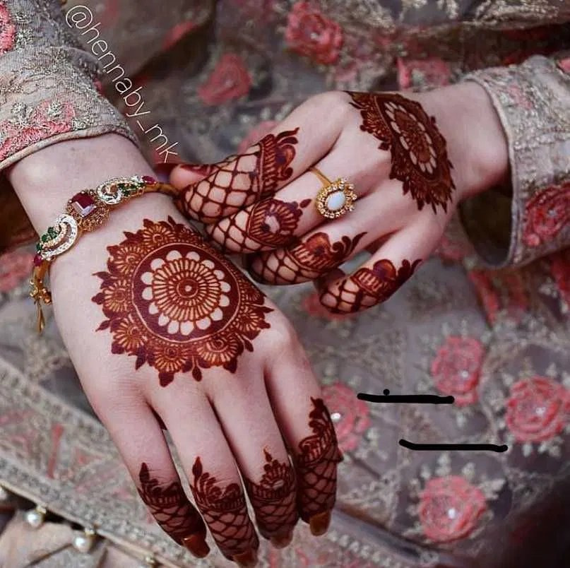 Arabic Simple Finger Mehndi Design with Gol Tikki for Teej