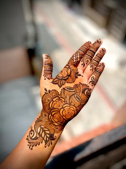 simple stylish peacock back hand mehndi design