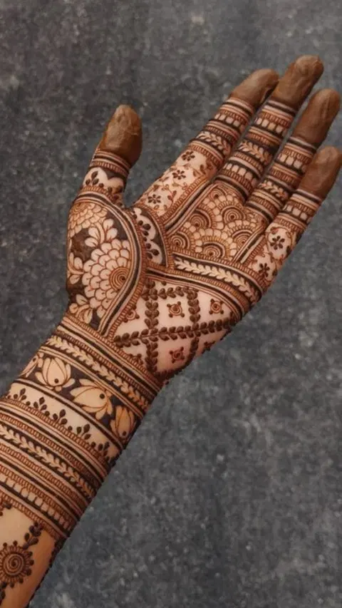 bridal indian circle finger mehndi design