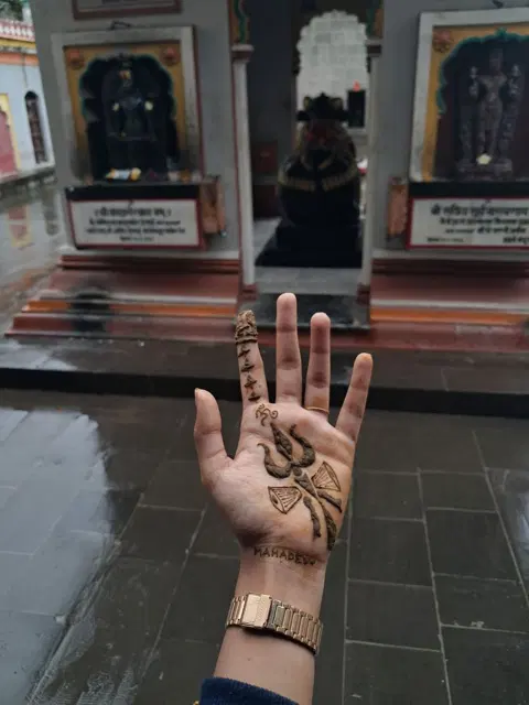 simple front hand mehndi design
