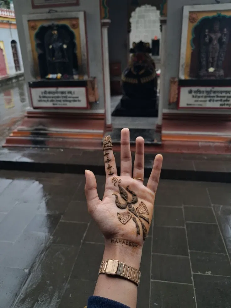Simple Front Hand Mehndi Design for Sawan