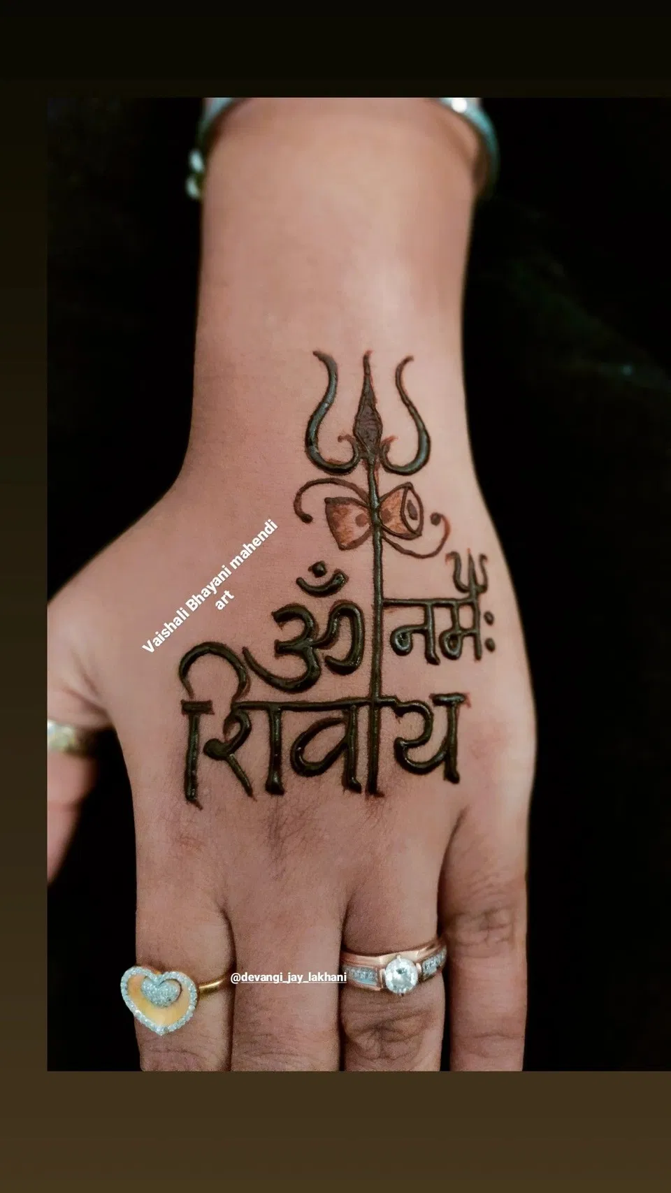 Simple Finger Mehndi Design with Gol Tikki and Deity for Sawan