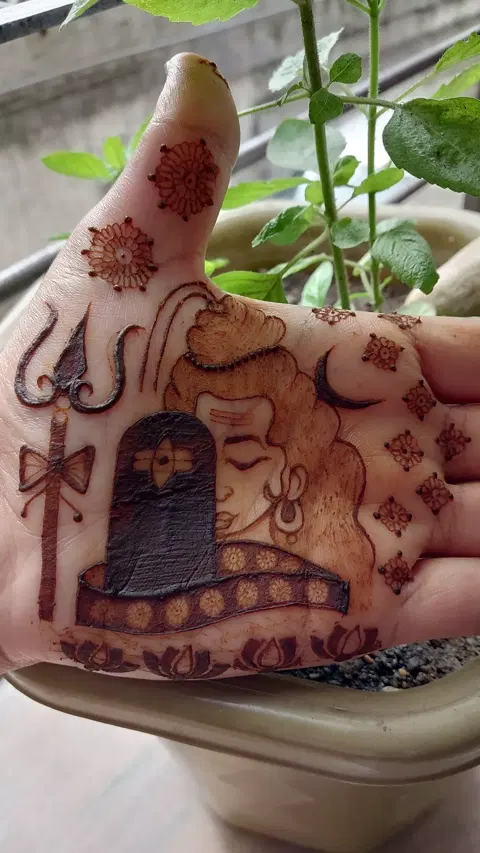 circle back hand mehndi design