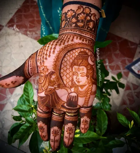aesthetic bridal deity front hand mehndi design