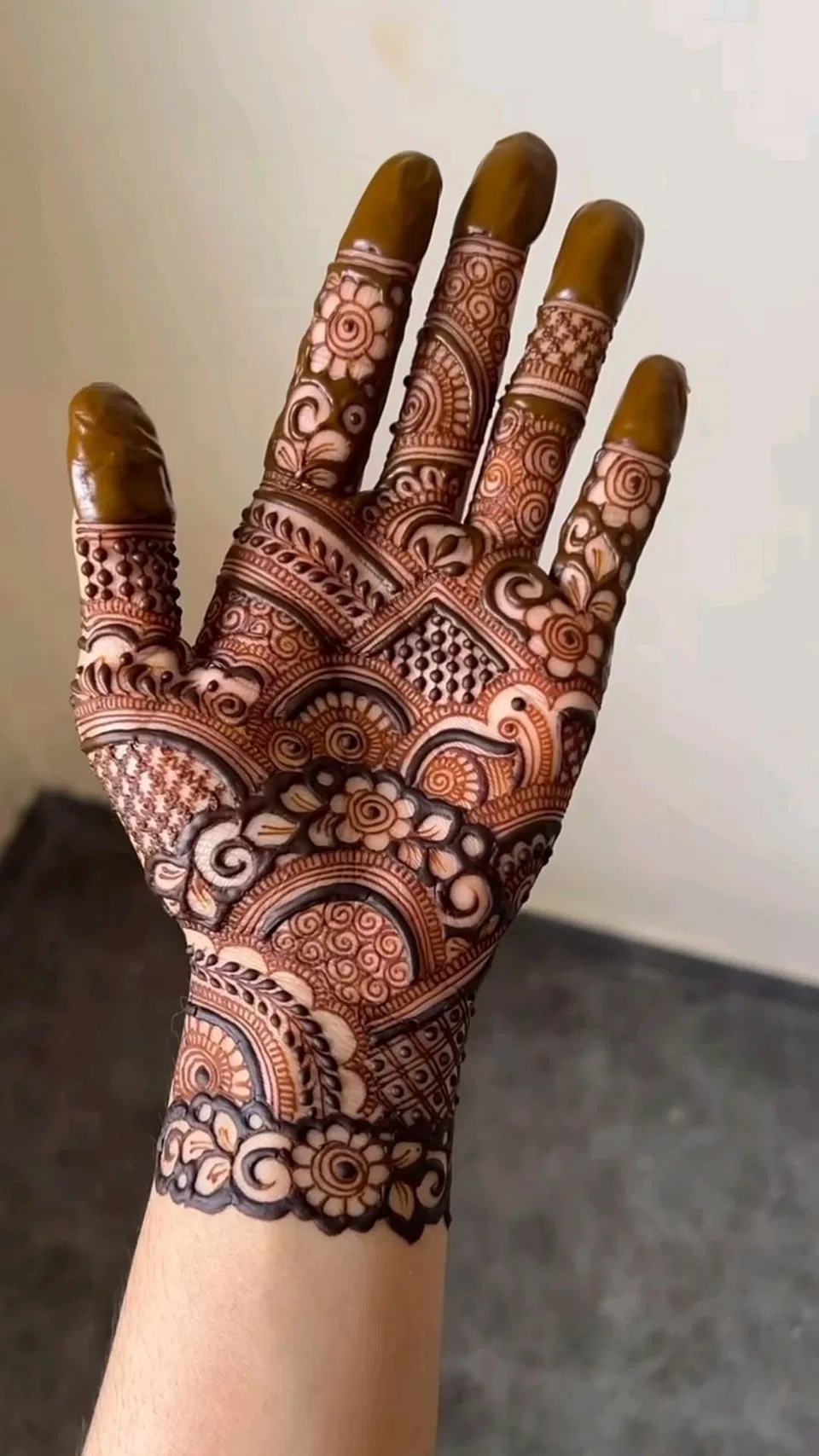 Bridal Finger Mehndi Design with Gol Tikki