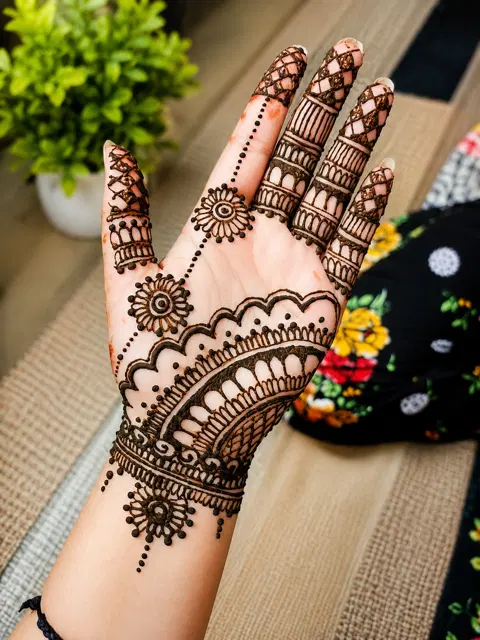 simple stylish bel front hand mehndi design