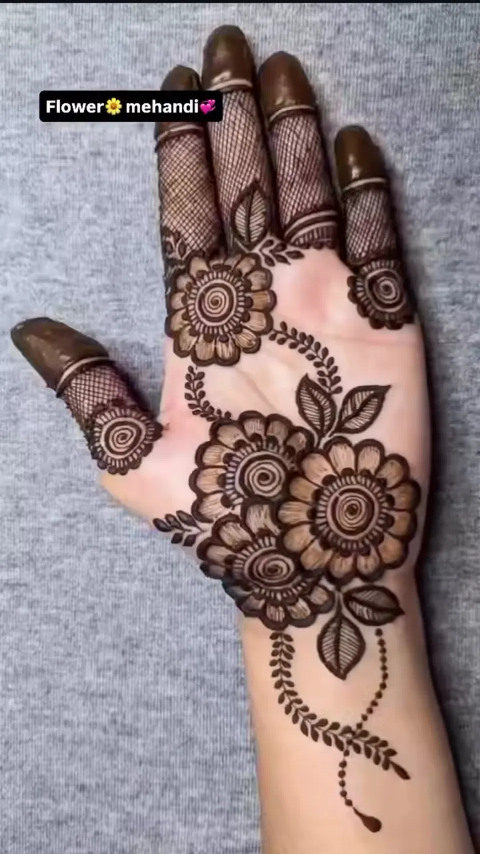 Aesthetic Arabic Finger Mehndi Design with Bel, Gol Tikki and Flowers (9)