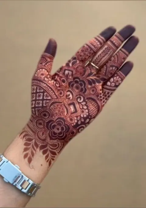 aesthetic arabic circle finger mehndi design