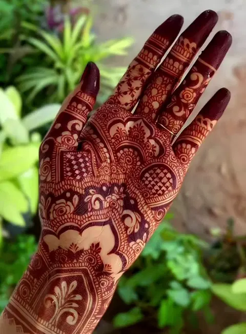 aesthetic arabic heart front hand mehndi design