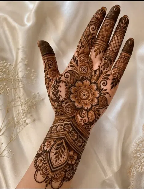 indian simple circle front hand mehndi design