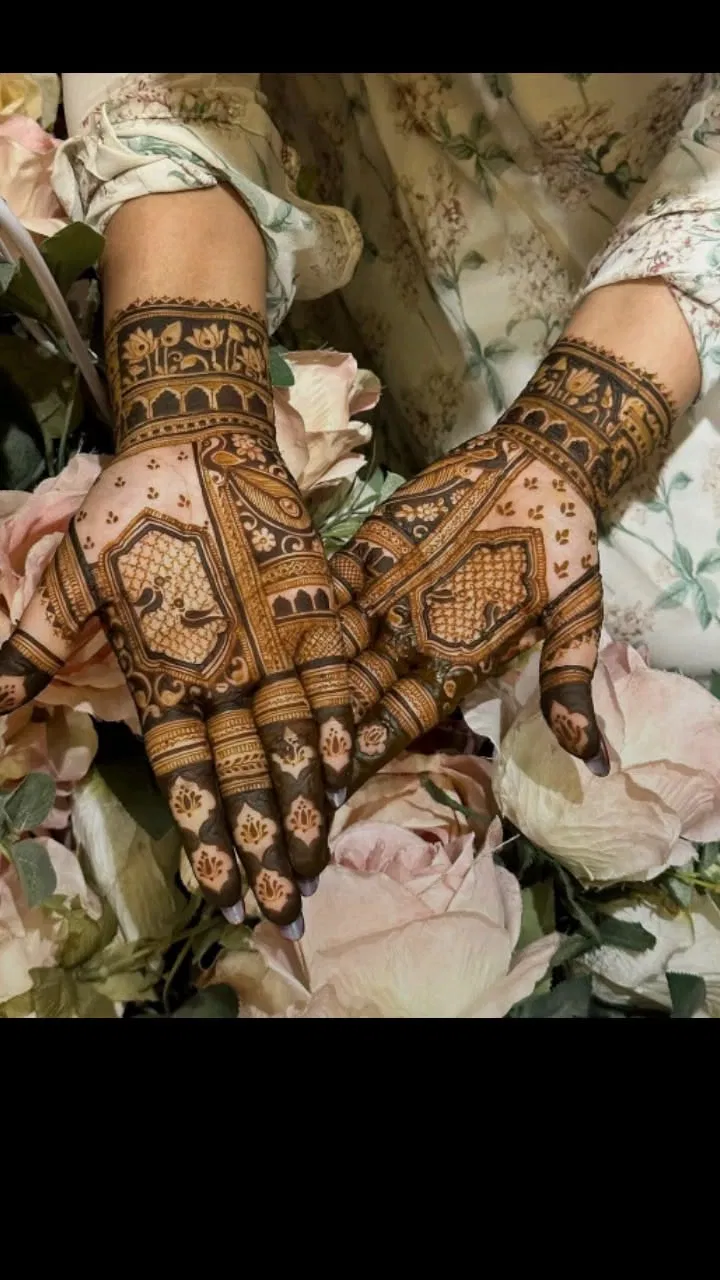 Aesthetic Royal Back Hand Mehndi Design with Gol Tikki and Flowers (4)