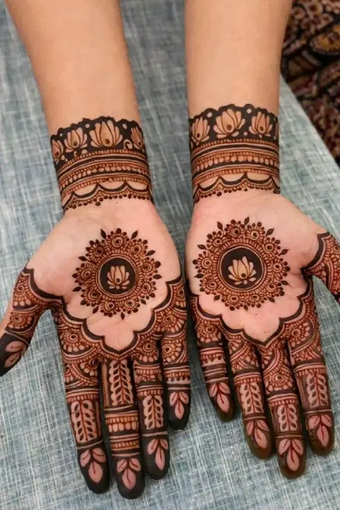 aesthetic bridal circle front hand mehndi design