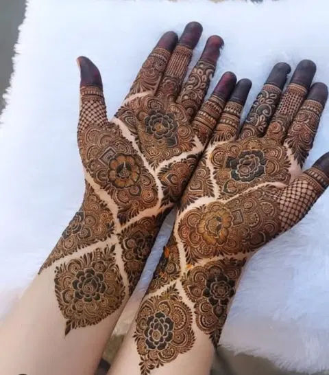 aesthetic bridal circle finger mehndi design