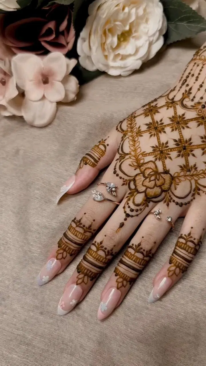 Aesthetic Royal Back Hand Mehndi Design with Gol Tikki and Flowers for Eid (7)