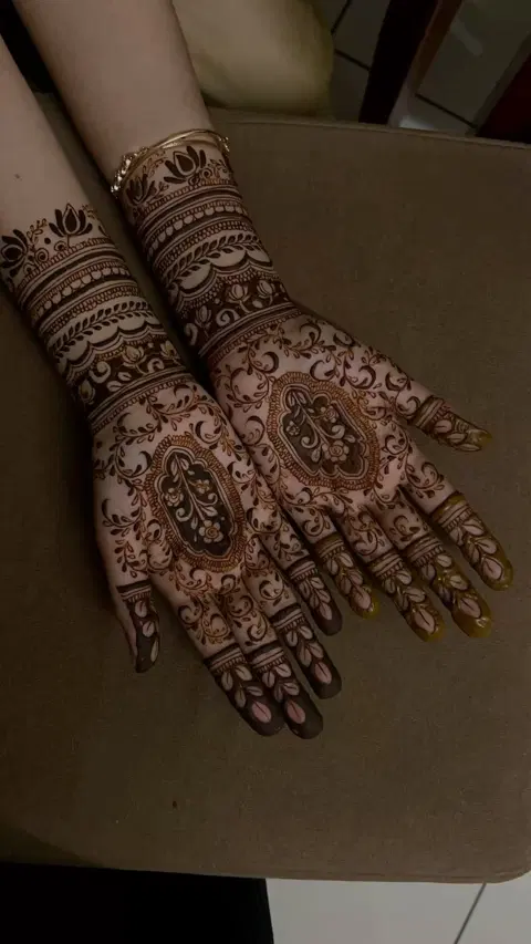 aesthetic bridal figure front hand mehndi design