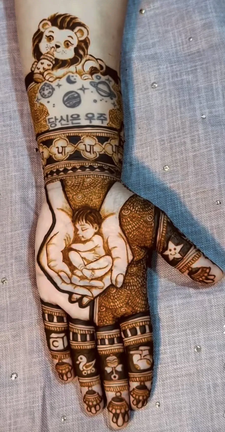 Bridal Stylish Finger Mehndi Design with Gol Tikki and Figures for Baby Shower