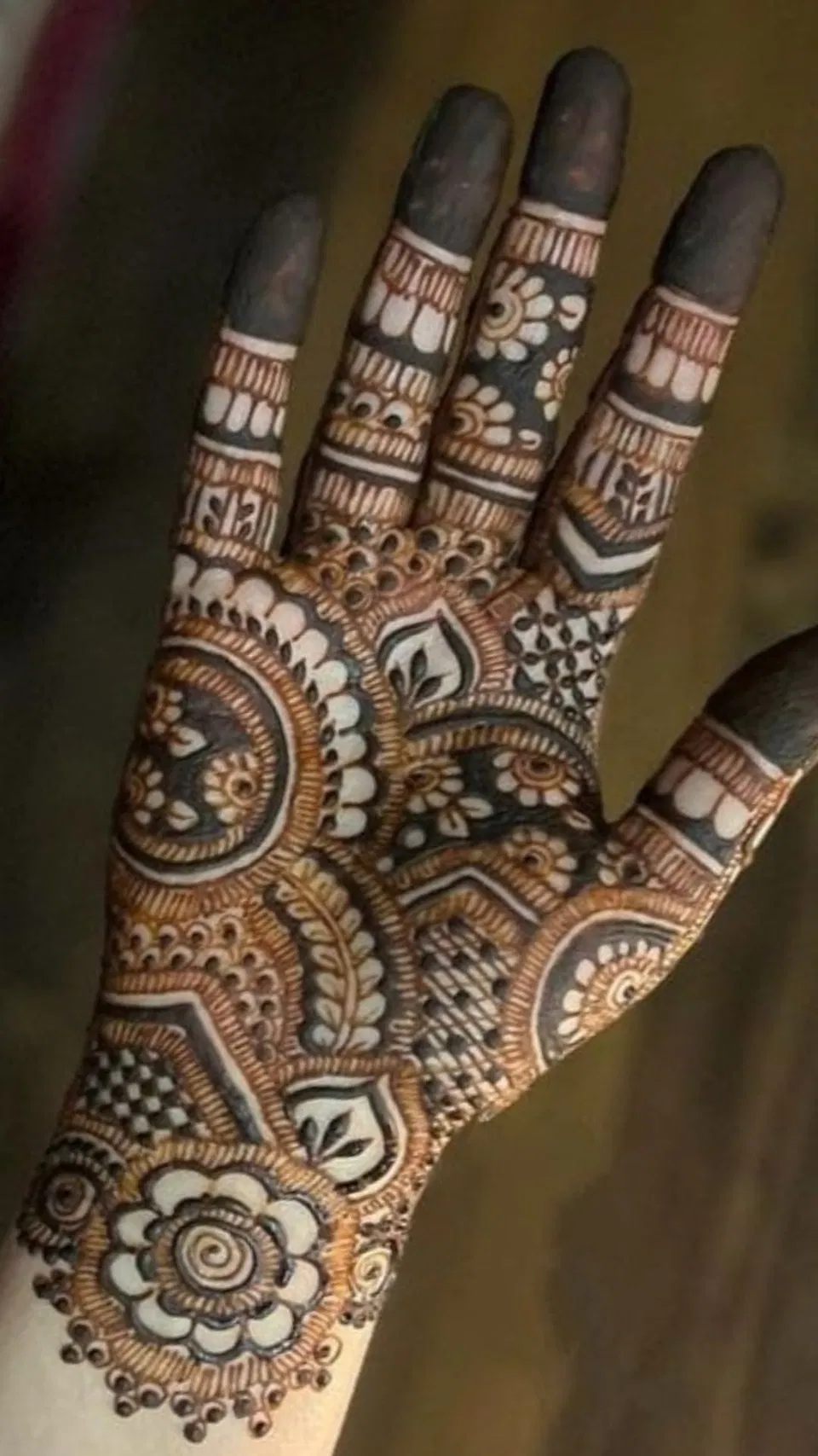 Royal Simple Front Hand Mehndi Design with Gol Tikki (2)