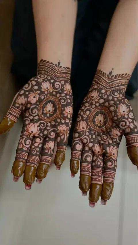 aesthetic bridal circle back hand mehndi design