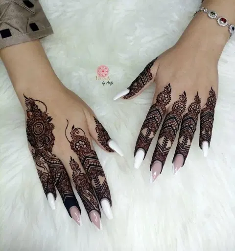 simple stylish back hand mehndi design