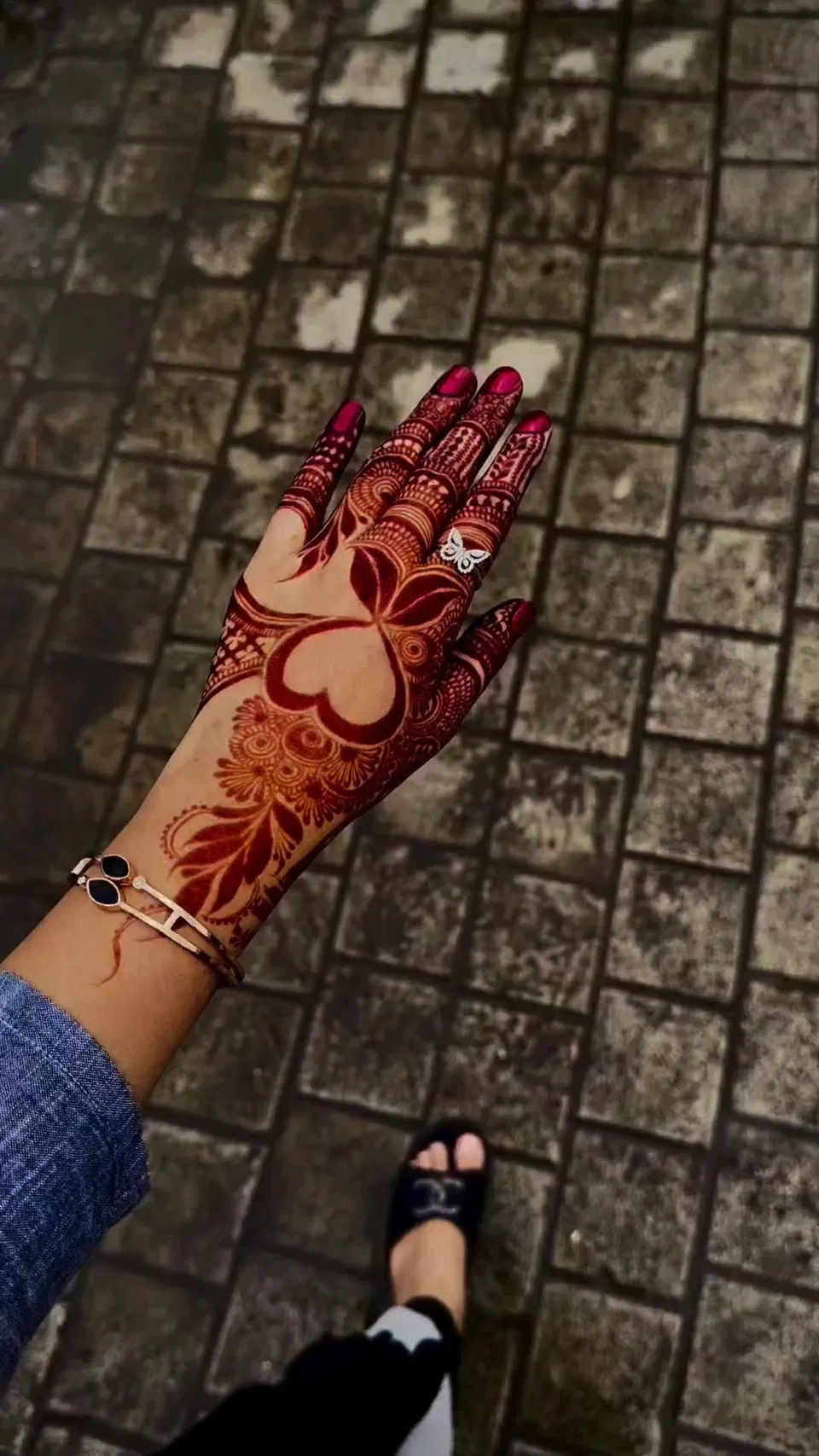 Pakistani Simple Back Hand Mehndi Design (2)