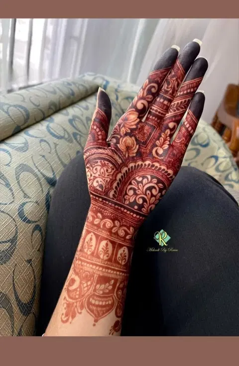 aesthetic arabic front hand mehndi design