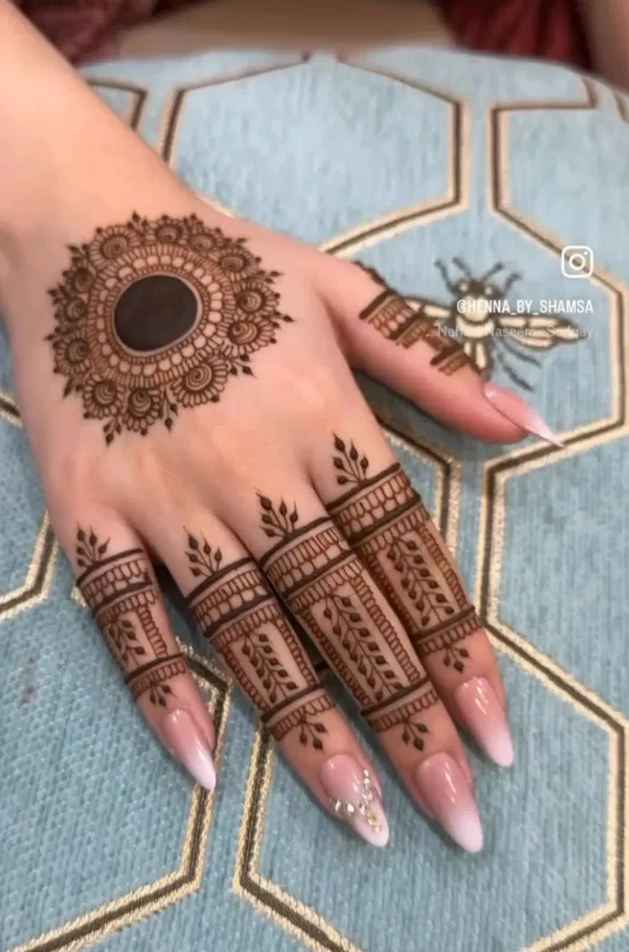 Minimal Simple Back Hand Mehndi Design with Gol Tikki (2)