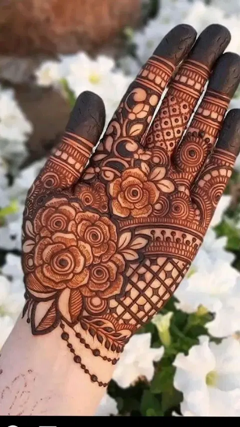 aesthetic arabic circle finger mehndi design