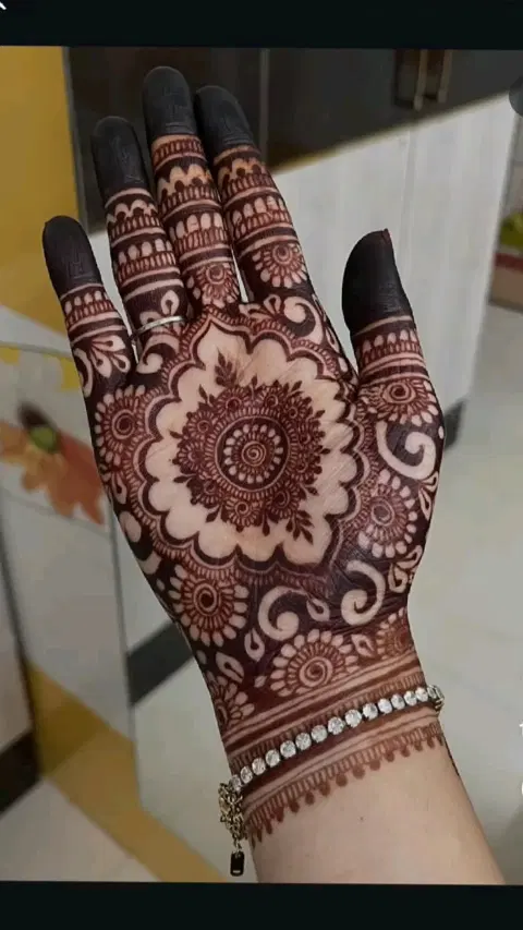 aesthetic bridal circle front hand mehndi design
