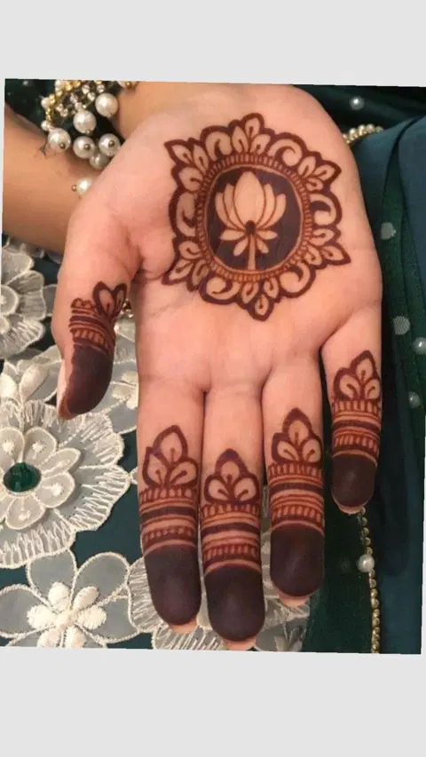 simple stylish circle finger mehndi design