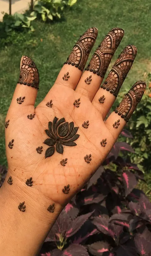 simple circle front hand mehndi design
