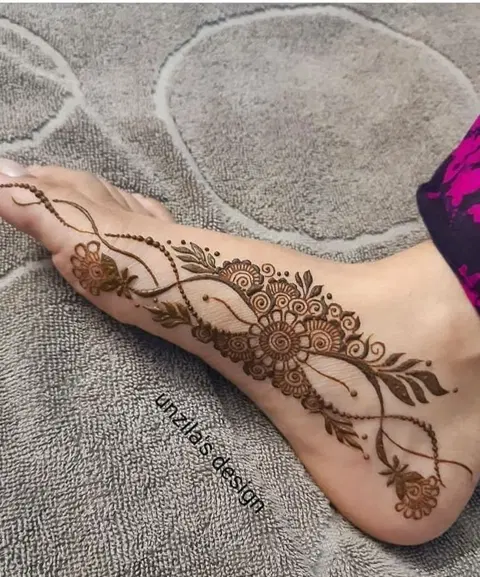 aesthetic arabic foot mehndi design