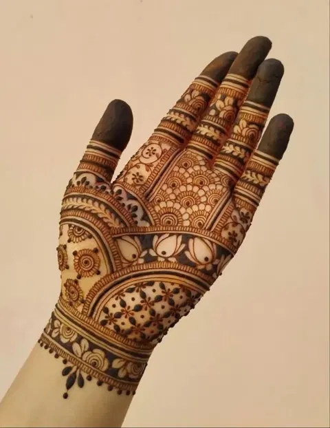 aesthetic bridal front hand mehndi design