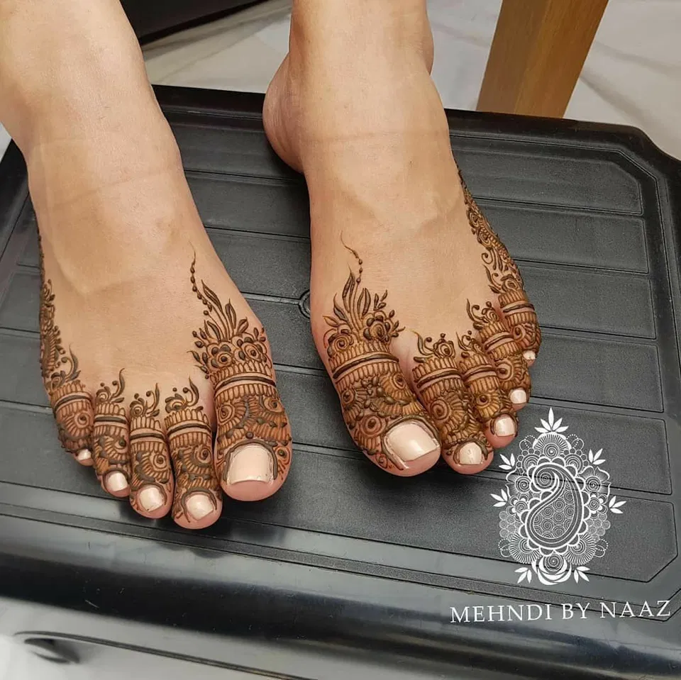Minimal Stylish Foot Mehndi Design with Jaal