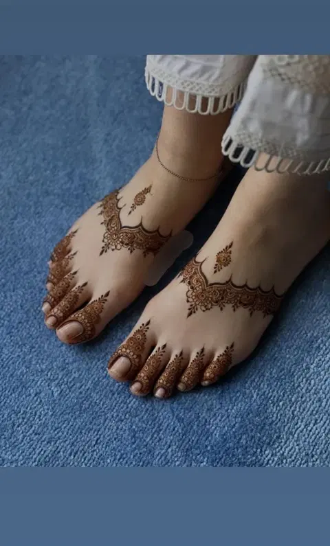 minimal simple circle finger mehndi design