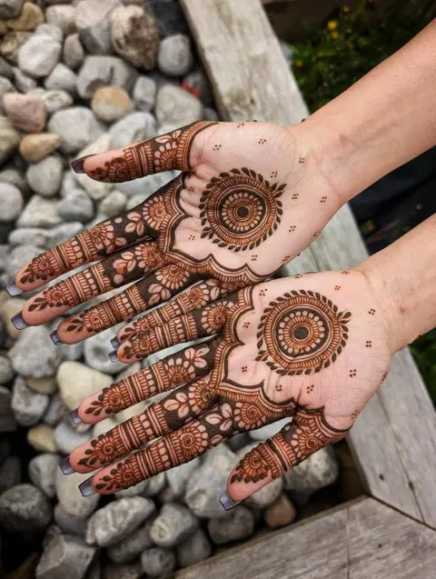 aesthetic bridal circle back hand mehndi design