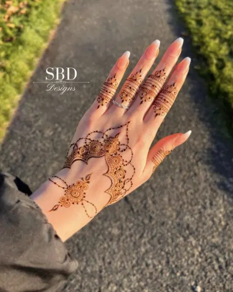 aesthetic simple back hand mehndi design
