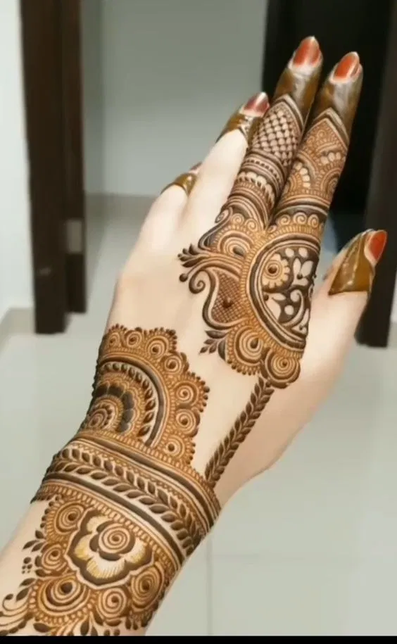 Arabic Simple Back Hand Mehndi Design (29)