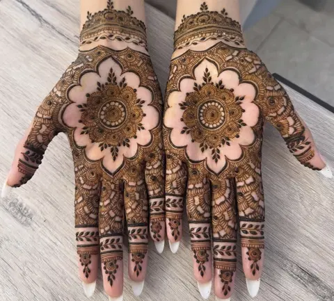 bridal royal circle front hand mehndi design