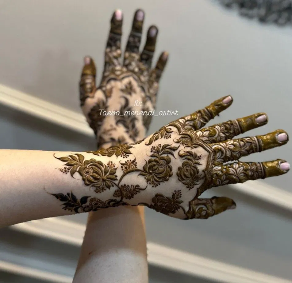 Dubai Simple Back Hand Mehndi Design with Flowers (5)