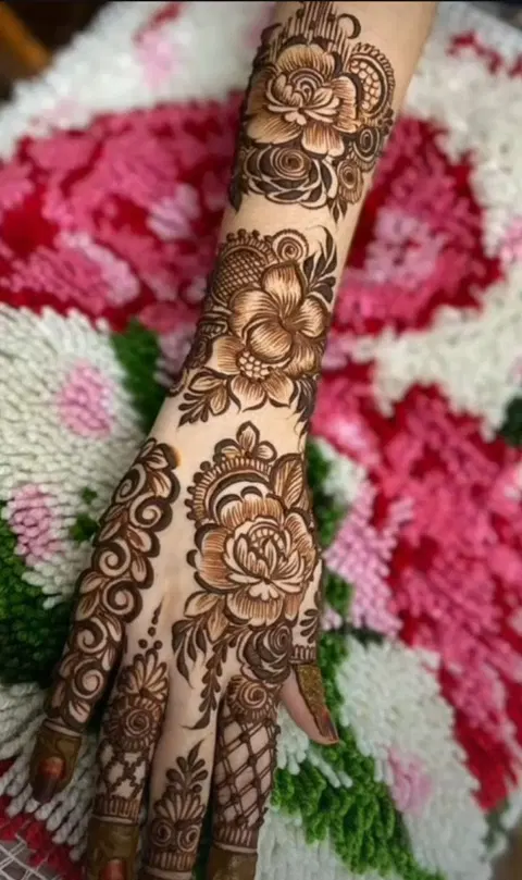 dubai simple circle back hand mehndi design