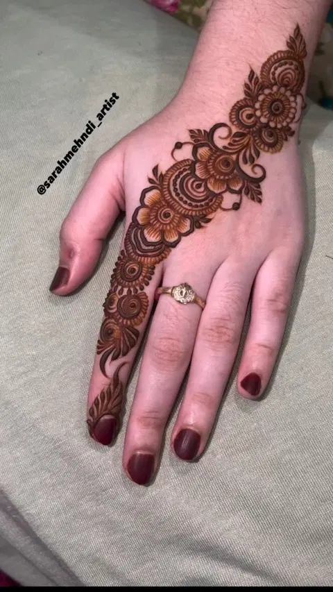 simple stylish bel finger mehndi design
