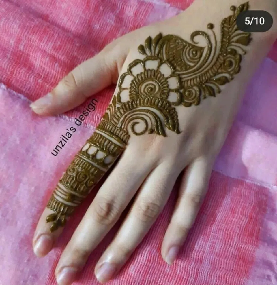 Arabic Simple Back Hand Mehndi Design with Bel (25)