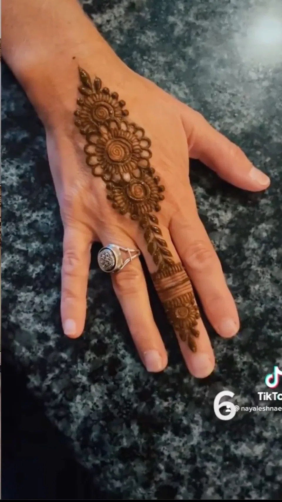 Simple Back Hand Mehndi Design with Bel and Gol Tikki (4)