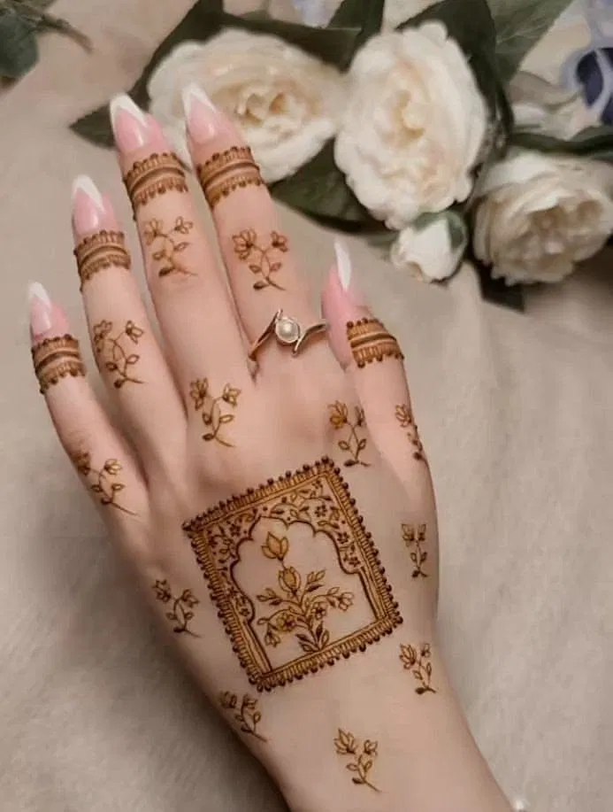 Aesthetic Simple Finger Mehndi Design with Gol Tikki and Flowers for Eid (6)