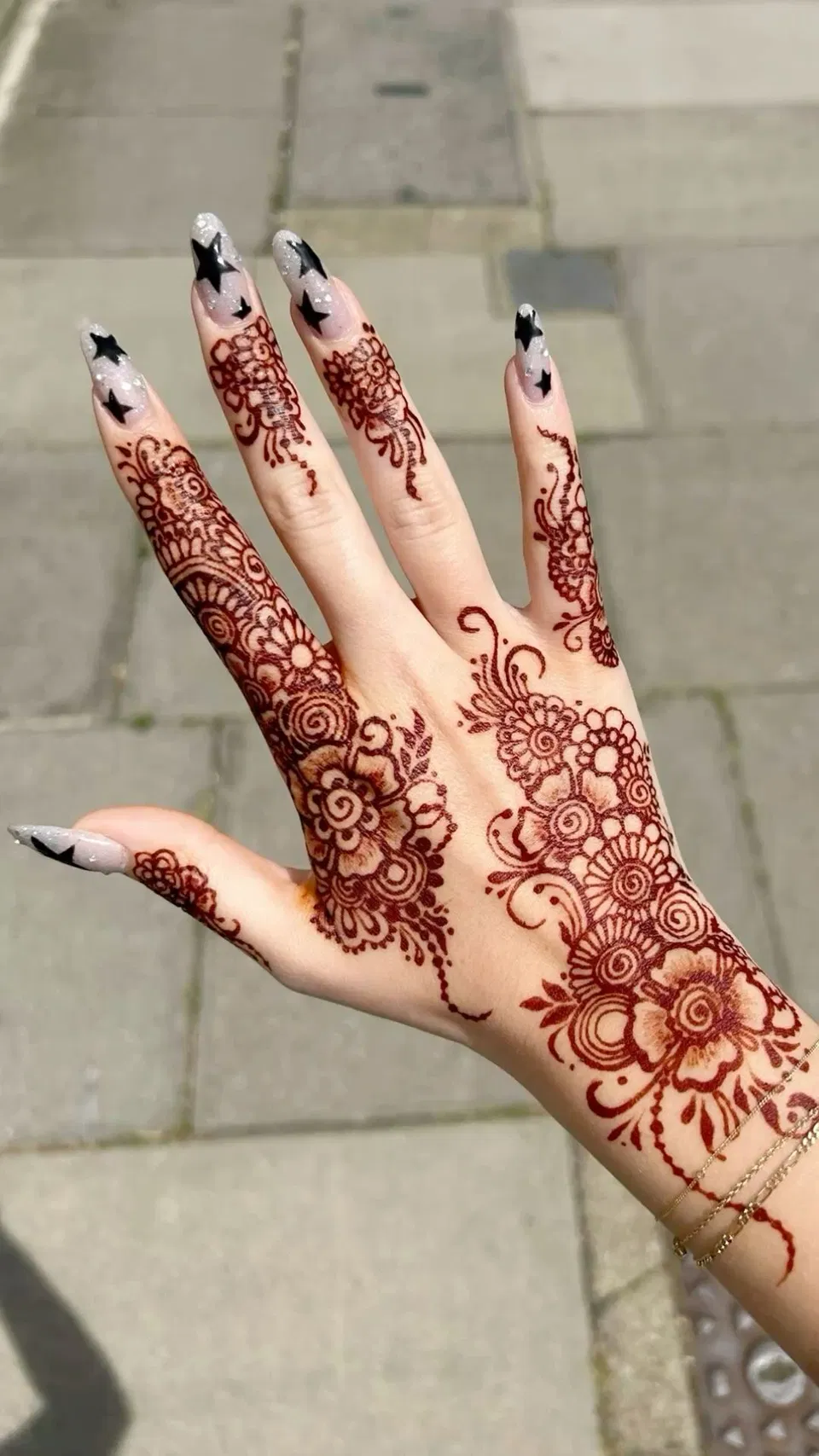 Aesthetic Simple Back Hand Mehndi Design with Flowers for Eid (3)