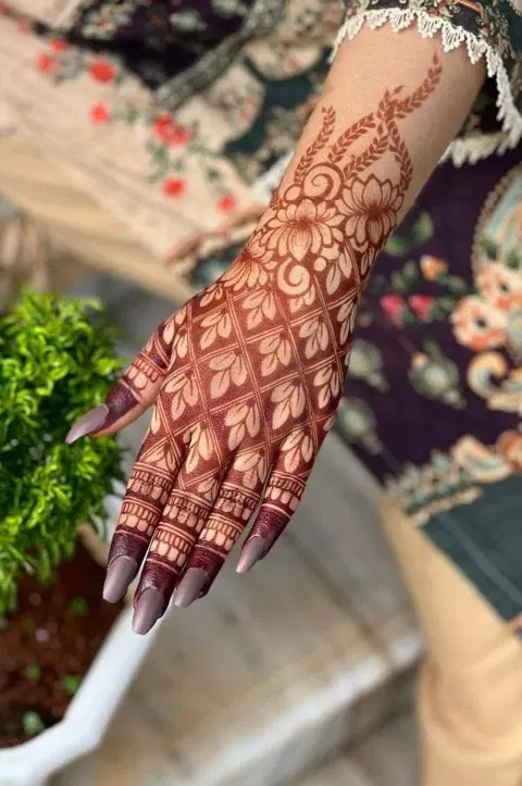 stylish circle back hand mehndi design