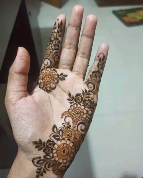 aesthetic arabic finger mehndi design